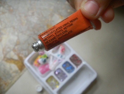 Trên vỏ tuýp keo có ghi thành phần độc hại, đã bị cấm.