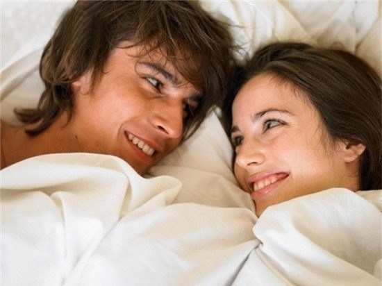 Họ chăm sóc sức khỏe của nhau. Giữ dáng và chú ý đến diện mạo giúp bạn và bạn đời duy trì sự hấp dẫn với nhau. Nhưng không chỉ làm điều này để vừa mắt “nửa kia”, hãy chăm sóc chính mình để bạn cũng cảm thấy hài lòng, tự tin về bản thân. Ngoài ra, ham muốn tình dục cũng phụ thuộc vào sức khỏe tổng thể của bạn.