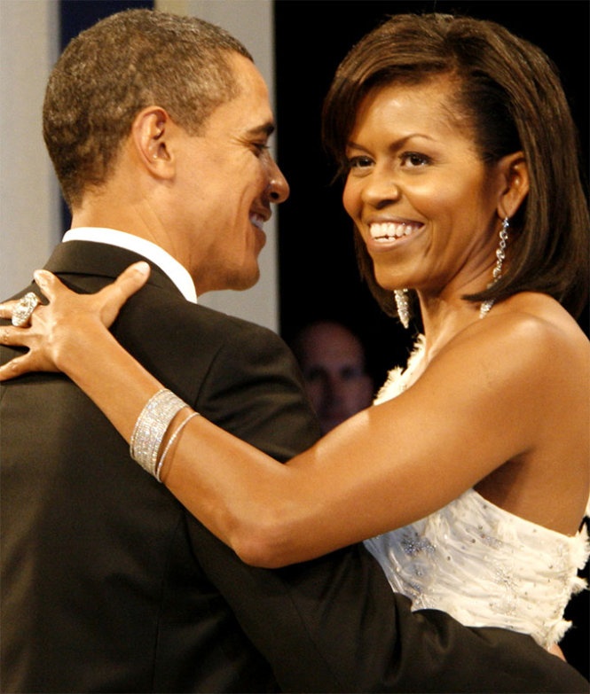 Vợ chồng Tổng thống Mỹ Barack và Michelle Obama luôn tay trong tay.