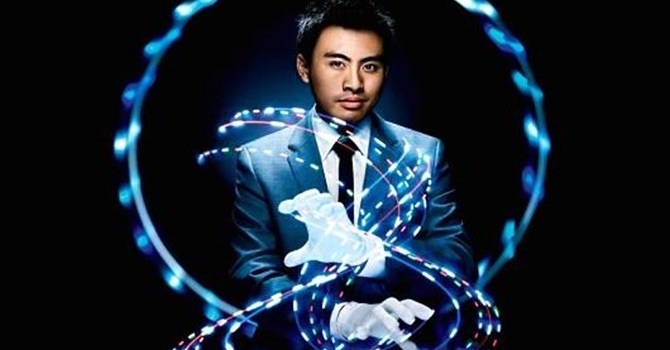 8X kiem trieu USD nho gang tay gan den LED hinh anh