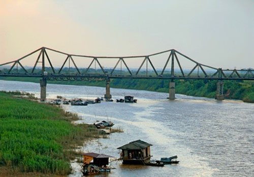 Cầu Long Biên có kiến trúc gợi nhớ đến tháp Eiffel (Pháp). Cầu không chỉ là chứng nhân lịch sử, mà còn là thắng cảnh khơi gợi bao cảm xúc sáng tác.