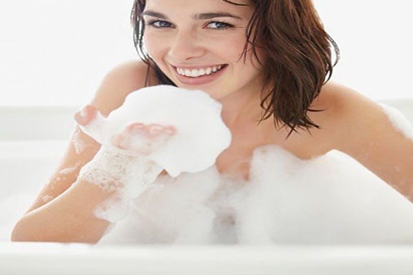 Tuy nhiên, tuyệt đối tránh thụt rửa âm đạo vì có thể làm cho các vi khuẩn bên ngoài vào và gây kích ứng cho màng âm đạo, tăng nguy cơ truyền bệnh.