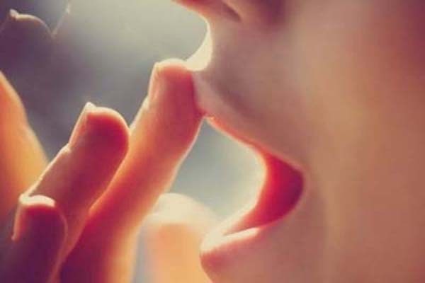 Đối với những trường hợp tình dục qua đường miệng, tránh việc nuốt phải tinh dịch bằng mọi cách. Không nên đánh răng hoặc dùng chỉ nha khoa trong vòng một giờ đồng hồ sau quan hệ.