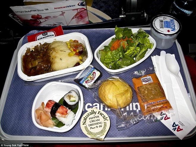 American Airlines phục vụ các khách hàng trong chuyến bay từ New York đến Tokyo hai miếng sushi, thịt sốt và salad.