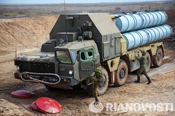 Tên lửa đất đối không tầm xa S-300. 