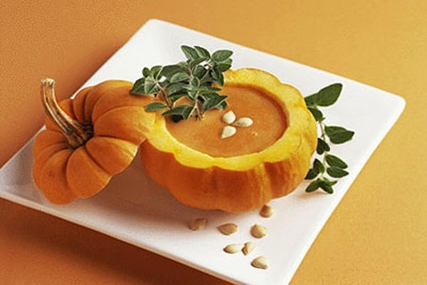 Bánh bí ngô. Ở các nước phương Tây, mùa thu diễn ra lễ hội Halloween và bí ngô hiện diện khắp nơi trong cuộc sống hàng ngày: trang trí quả bí ngô, ăn các loại bánh từ bí ngô.