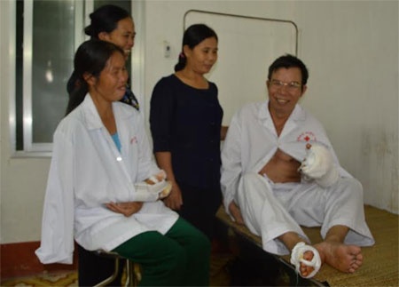 Bệnh nhân Nguyễn Công Hiền (bên phải) hài lòng vì ngón tay được ghép nối phục hồi tốt.