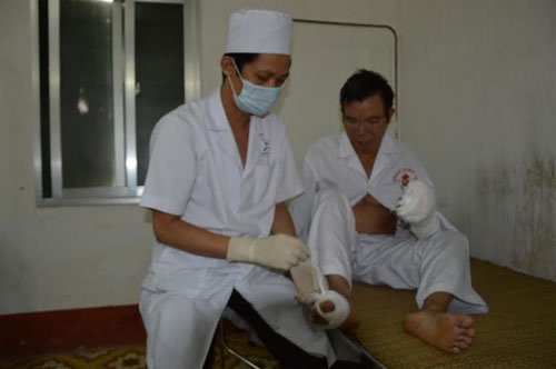 Bác sĩ Đỗ Duy Trung kiểm tra kết quả phẫu thuật cho bệnh nhân Hiền.