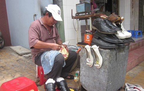 Nghe sua giay, dep va nhung 'cao thu' cat got ra... tien hinh anh