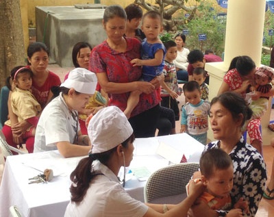 Xep hang cho tiem vaccine soi - rubella mien phi hinh anh