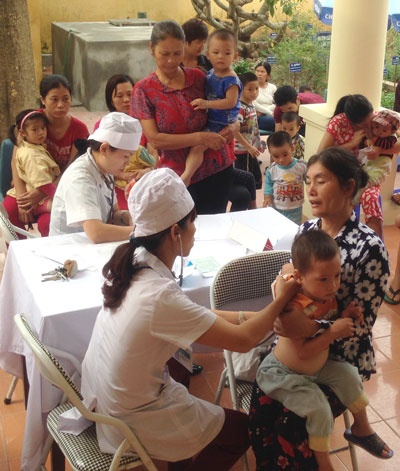 Trẻ được khám sàng lọc trước khi tiêm.