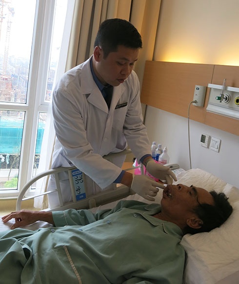 Thăm khám cho bệnh nhân u men tại Bệnh viện Vinmec.