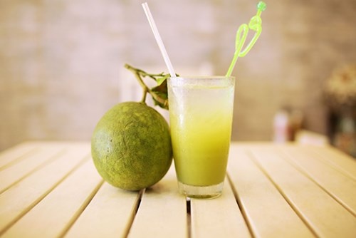 Tuyệt đối không dùng nước ép trái cây, nhất là nước nho ép, nước bưởi ép để uống thuốc. Hình minh họa.