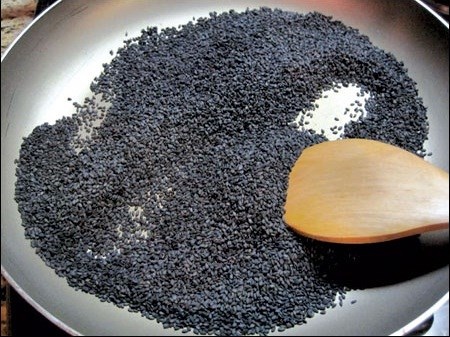 Mè đen Mè đen 300 g rang chín, hà thủ ô 300 g sấy khô hai thứ, tán mịn; đường trắng vừa đủ dùng, trộn lẫn với nhau, mỗi ngày dùng 2 lần, mỗi lần 2-3 thìa cà phê hòa với nước sôi.