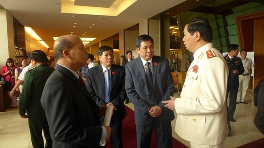 Các đại biểu trao đổi bên hành lang Quốc hội sáng nay 20/10.