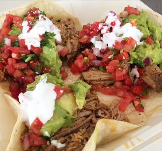 Bánh nhân thịt chiên giòn đặc trưng của người Mexico cũng nằm trong thực đơn thường nhật ở đây.