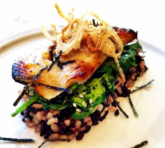 Cá Misoyaki ăn kèm rau bina (rau chân vịt), hạt vừng và gạo tím.