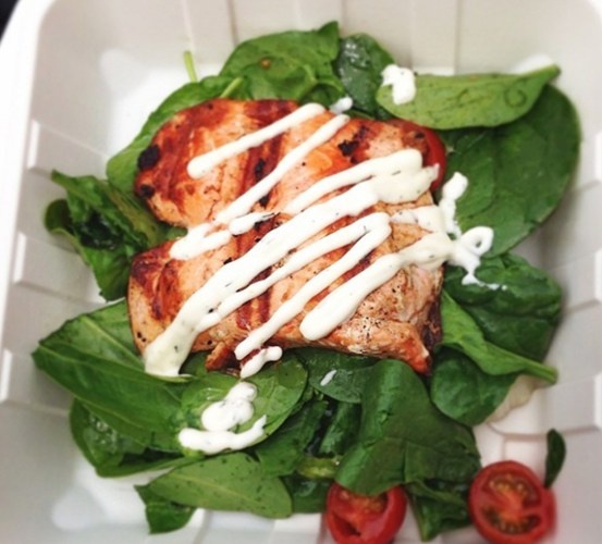 Cá hồi ăn kèm rau bina.