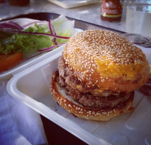 Vào bữa trưa, nhân viên có thể ăn bánh kẹp thịt bò cùng phô mai.