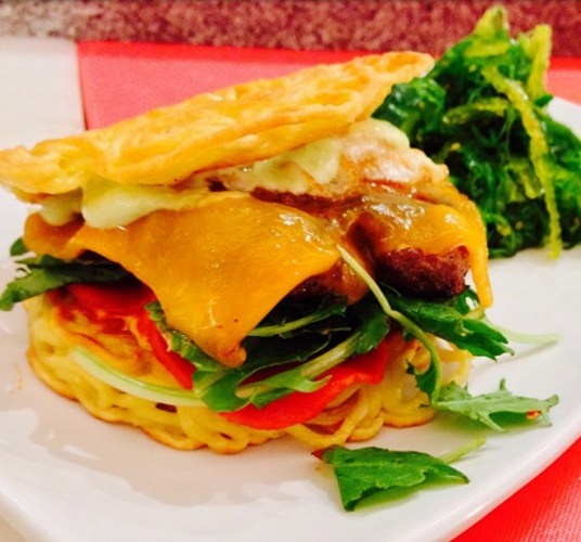 Vào một số dịp đặc biệt, ở đây cũng phục vụ món Nhật Bản như bánh burger mì ramen kẹp trứng chiên, salad dưa chuột.