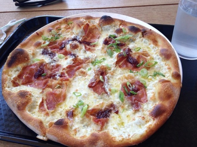 Quán quán Caffe Mác phục vụ món pizza với pho mát kem Ý, hành, mứt, dầu oliu và thịt giăm bông Prosciutto.