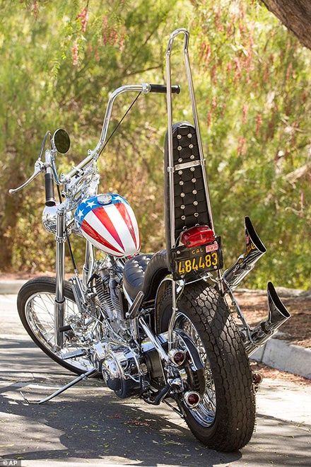 Chiếc xe được phát triển từ nguyên mẫu là dòng Harley- Davidson FL 1951.