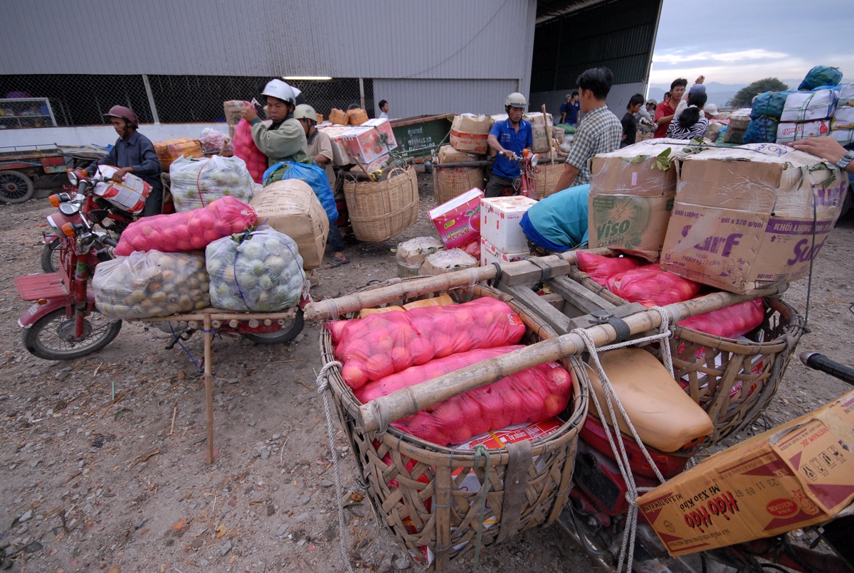 Chổ vựa trái cây của chị lúc nào cũng nhộn nhịp, mỗi ngày thương lái nước bạn Campuchia sang lấy hàng trái cây của chị về bán.  Ảnh: Ngọc Trinh