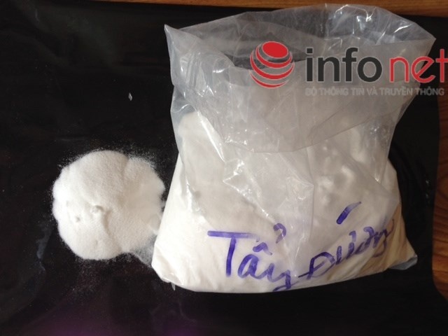 Chất tẩy đường bán theo cân, không có bất kỳ thông tin về thành phần, cách sử dụng, liều lượng...được mua tại chợ Đồng Xuân.