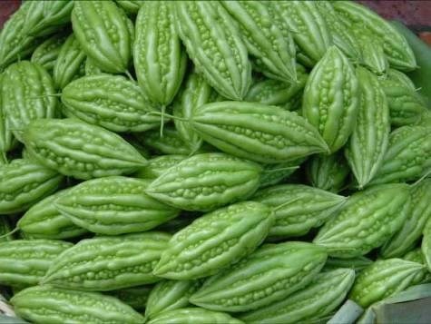 Khổ qua: Quan niệm kiêng ăn khổ qua khi mang thai có nguồn gốc từ xa xưa. Nhiều kết quả nghiên cứu hiện nay đã khẳng định tình trạng sẩy thai có thể xảy ra nếu thai phụ ăn nhiều khổ qua. Loại rau này có chứa một số thành phần tương tự như thuốc gây sẩy thai và thuốc điều kinh. Do đó, các chuyên gia dinh dưỡng khuyến cáo thai phụ và những người đang trong kỳ kinh nguyệt không nên ăn khổ qua.