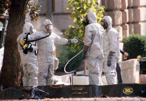 Về cơ bản một căn bệnh do vi khuẩn, bệnh than lây lan bằng bào tử thả vào không khí. Sau khi bị nhiễm, người sẽ bị cảm lạnh nhỏ sẽ và nhanh chóng biến thành suy hô hấp lớn và dẫn tới tắt thở. Tỷ lệ tử vong từ bệnh than là gần 90% trong vòng một tuần nhiễm trùng.