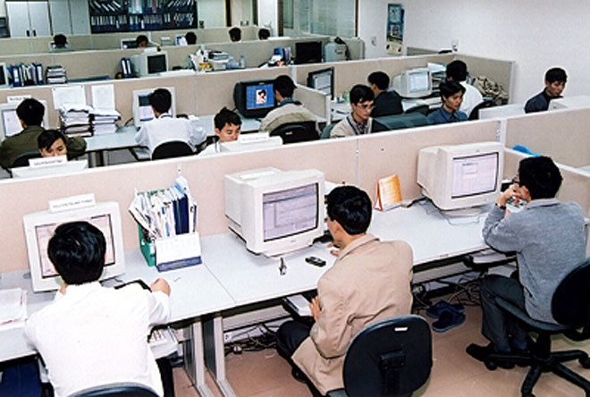 Nguyên nhân của sự tăng mạnh này là do chính sách của Chính Phủ về hiện đại hoá doanh nghiệp. Thêm vào đó, Việt Nam đang trên đà thay thế Trung Quốc thành trung tâm sản xuất thiết bị điện tử thế giới khiến cho nhu cầu tuyển dụng của ngành này tăng vọt.