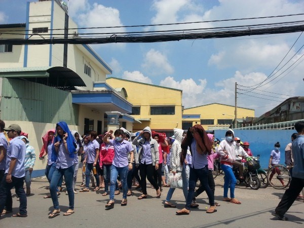 Gan 4.000 cong nhan ngung viec vi buc xuc tien luong hinh anh