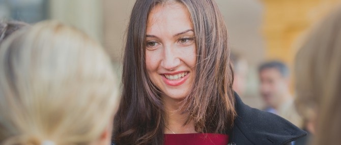 Năm 23 tuổi, Hadzialic trở thành một trong những phó thị trưởng của thành phố quê hương Halmstad, gần bờ biển phía tây Thụy Điển, Aida còn nói tiếng Anh, Bosina, Croatia và Serbia. 