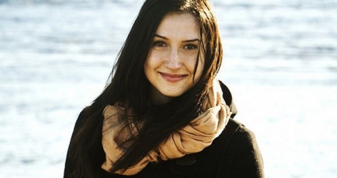 Nhan sac nu bo truong xinh dep cua Thuy Dien hinh anh