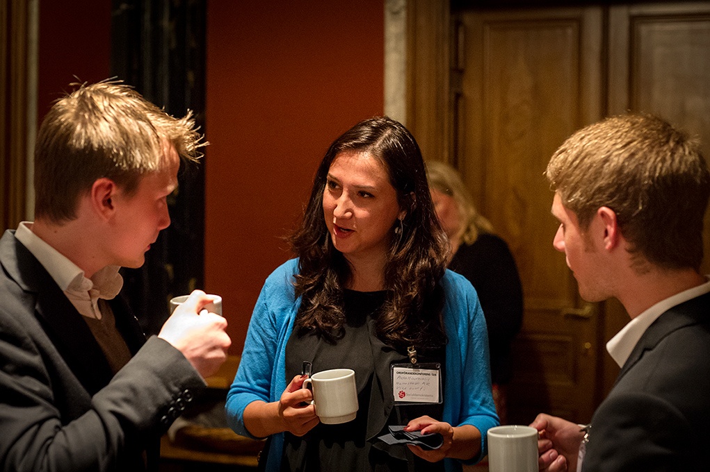  Aida Hadzialic là sự lựa chọn thích hợp vì cô tượng trưng cho sức trẻ, tinh thần hội nhập tích cực, bình đẳng nam nữ và cơ hội cho mọi người không phân biệt chủng tộc hay tôn giáo.