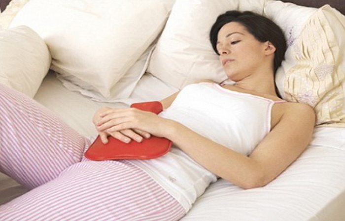 Ăn tỏi khi đói dễ bị loét dạ dày: Nếu bạn ăn tỏi trước hoặc trong bữa ăn, mà đơn thuần chỉ là ăn tỏi không thì rất có thể bạn sẽ gặp những triệu chứng như loét dạ dày. Bởi trong tỏi có allicin - nguồn chủ yếu về tính chất kháng sinh của tỏi sẽ phát tác và gây cảm giác nóng trong bụng.