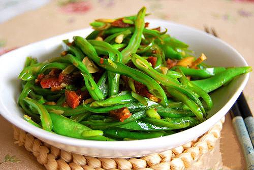 Nấu rau xong không ăn ngay: Mọi người thường nghĩ rằng, rau phải ăn nguội mới ngon nhưng không biết rằng, nếu để xào, luộc rồi ăn liền chỉ hao hụt chừng 15% vitamin, nếu để sau 1 giờ mới ăn sẽ bị mất 25%, sau 2 giờ vitamin mất từ 34-57%.