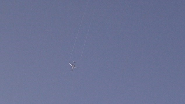 Chiếc máy bay chiến đấu của Mỹ lượn vòng trên bầu trời.