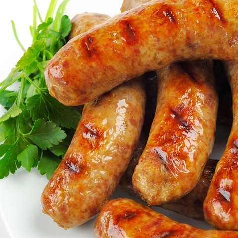 Xúc xích: Mặc dù là một món ăn được ưa thích nhưng xúc xích có ảnh hưởng không tốt đến thời lượng của “cuộc yêu”.
