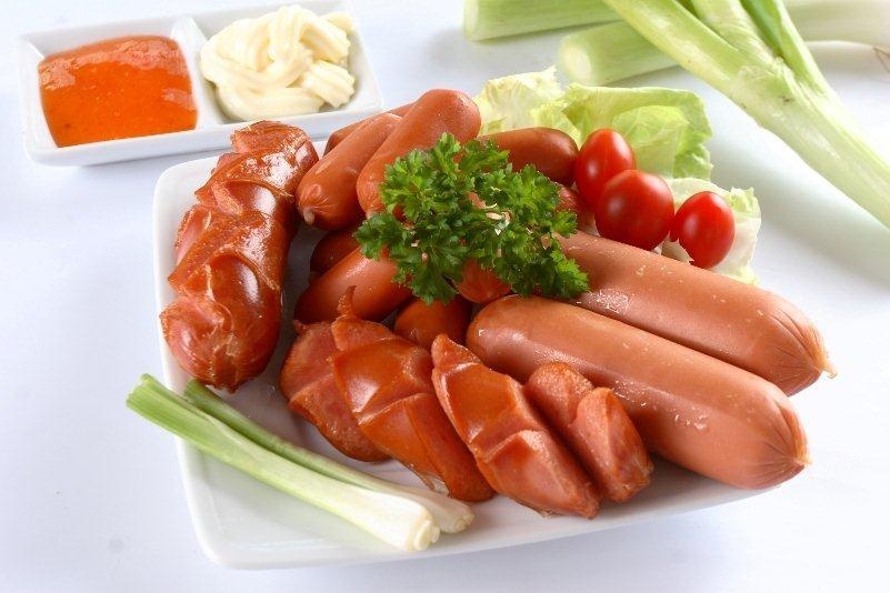 Theo lời khuyên của TS Richard thì chúng ta có thể thay thế xúc xích bằng món ăn sử dụng cá béo.