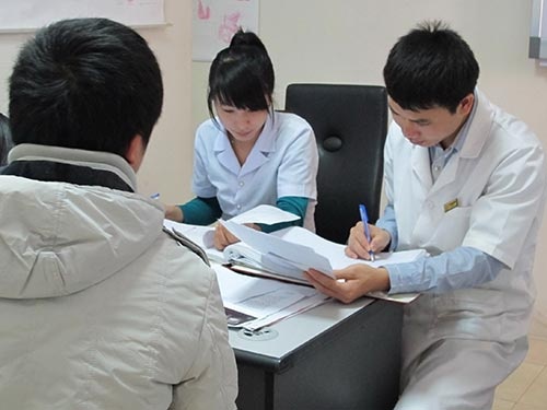 Tư vấn cho bệnh nhân về sức khỏe sinh lý tại Bệnh viện Nam học và Hiếm muộn Hà Nội.