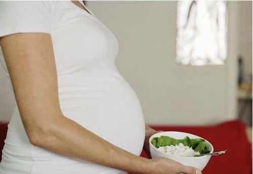 Theo các chuyên gia dinh dưỡng, nguyên nhân của tình trạng này có thể do bà mẹ ăn nhiều nhưng ăn chưa đủ các loại dưỡng chất dẫn đến thai nhi bị thiếu đa vi chất, chậm phát triển.