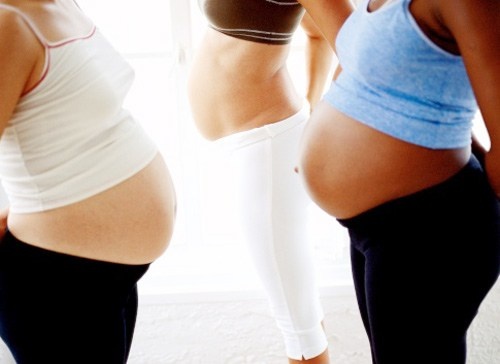 Nhau thai kém phát triển. Cũng ảnh hưởng nhiều đến sự phát triển của thai nhi. Nhau thai có ảnh hưởng rất nhiều tới bào thai vì nó kiểm soát quá trình vận chuyển hormone và những dưỡng chất thiết yếu khác cho bào thai. Bánh nhau nhỏ đi làm cho quá trình vận chuyển ấy cùng các sản phẩm chuyển hóa ở bào thai bị giảm, thai nhi không hấp thụ được nhiều chất dinh dưỡng từ mẹ nên ảnh hưởng tới sự phát triển, dẫn đến còi cọc.