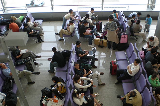  Hành khách mệt mỏi vì quá tải sân bay, chen chúc xếp hàng làm thủ tục là chuyện thường xảy ra ở sân bay Tân Sơn Nhất.