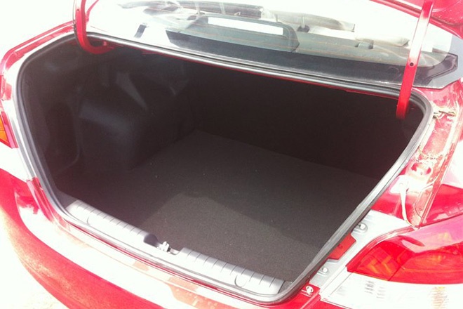 Đi kèm với đó là hai tuỳ chọn hộp số sàn 5 cấp và CVT. Về lý thuyết, xe có tốc độ tối đa 172 km/h. Theo nhà phân phối, dòng xe này có mức tiêu thụ trung bình trên đường thử tiêu chuẩn chỉ 4,7L/100km.