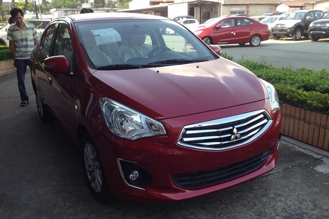 Giống như mẫu xe anh em Mirage, Mitsubishi Attrage được định vị khá lửng lơ, cao hơn các dòng xe nhỏ như Kia Morning, Hyundai Grand i10 và thấp hơn Toyota Vios, Ford Fiesta, Hyundai Accent một chút. Dòng xe này được nhập khẩu nguyên chiếc từ Thái Lan với 3 phiên bản CVT, MT và bản cho xe taxi.