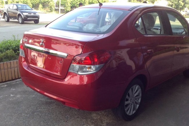 Hai phiên bản GLS số sàn và tự động đều được trang bị nút bấm khởi động, cần số bọc da, điều hòa tự động và cửa cốp điều khiển từ xa hai túi khí, hệ thống chống bó cứng phanh ABS và phân bổ lực phanh điện tử EBD tiêu chuẩn.