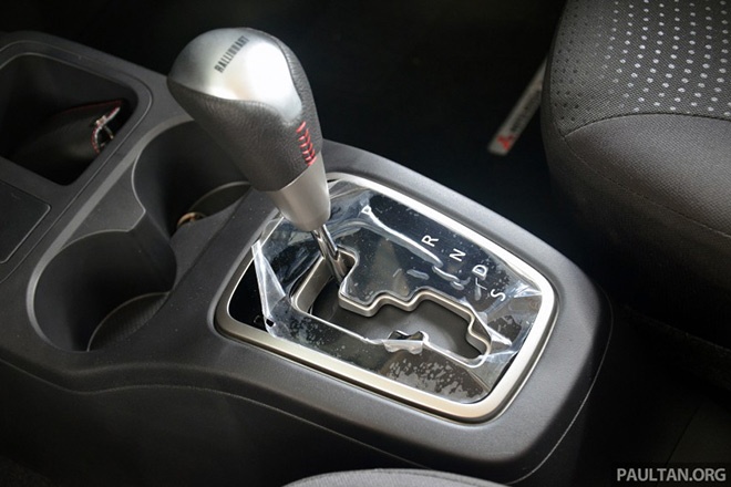 Hệ thống an toàn gồm phanh ABS/EBD, túi khí đôi, hệ thống căng đai tự động, hệ thống mã hóa động cơ.