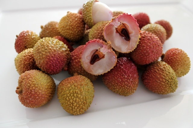 Vải:Trong quả vải hàm lượng các khoáng chất như magie, kali và một số vitamin, đặc biệt là vitamin C trất phong phú. Vì thế ăn vải sẽ tốt cho hệ thống miễn dịch của con người.