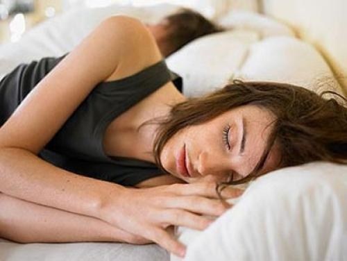 Hiện tượng có khoái cảm khi ngủ thường được gọi là giấc mơ tình ái, mà theo các chuyên gia tình dục thì đó là hiện tượng hoàn toàn bình thường. Điều này có thể xảy ra cả ở phụ nữ và nam giới, người lập gia đình và chưa lập gia đình, người già và người trẻ.